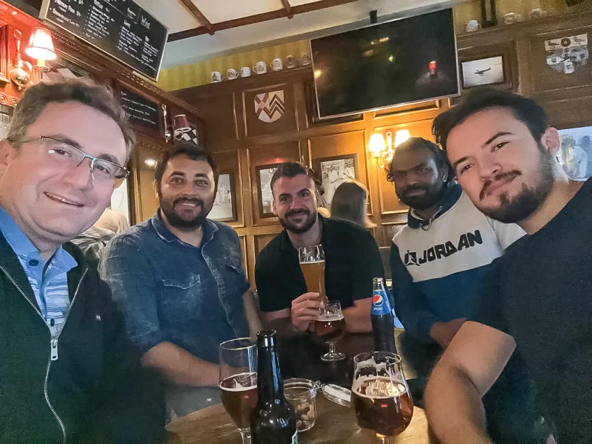 Photo of the Virus Biophysics group during a Pub night.